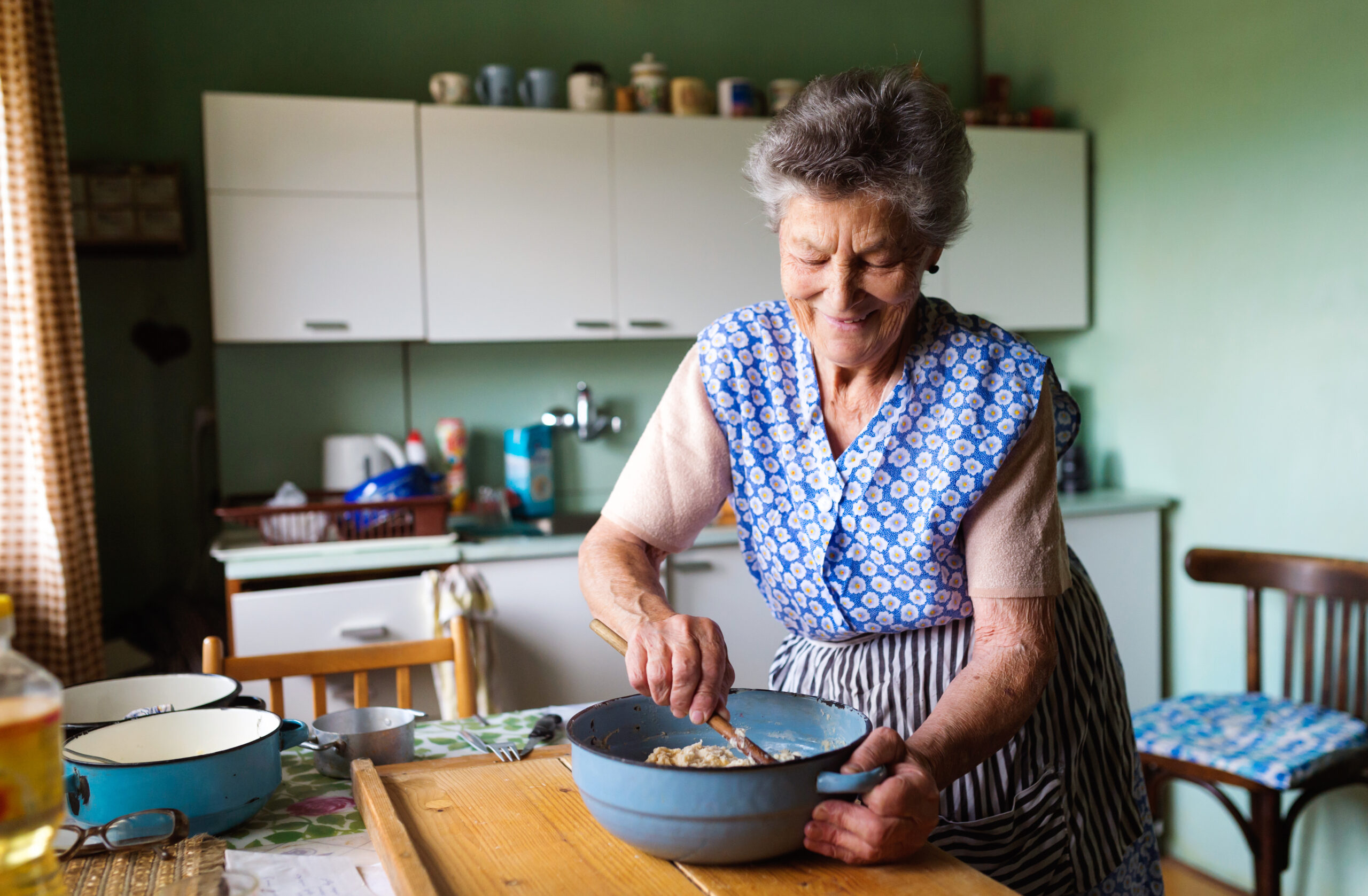 Grandma mom. Бабушка готовит. Пожилые на кухне. Пожилая женщина на кухне. Бабушка с едой.